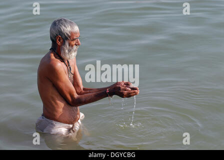 Homme qui prie, Ram devra pèlerinage, Ram devra, désert du Thar, à Pokaran Pokahran ou, du Rajasthan, Inde du Nord, Inde, Asie Banque D'Images