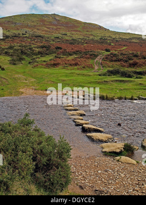 Vue vers Brat (Tor) à partir d'une croix Widgery Ford et des tremplins sur le cours supérieur du fleuve près de Dartmoor, Lyd Lydfiord, Devon Banque D'Images