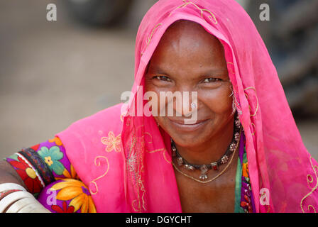 Femme souriante près de Dholpur, Rajasthan, Inde, Asie Banque D'Images