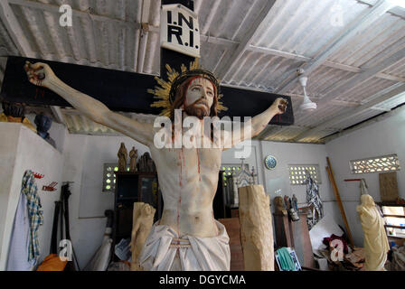 Représentation du Christ dans l'atelier d'un sculpteur près de Champakulam Église catholique, Kerala, Inde du Sud, Inde, Asie Banque D'Images