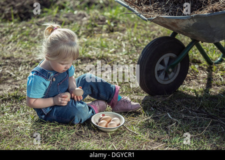 Farmer girl holding oeufs Banque D'Images