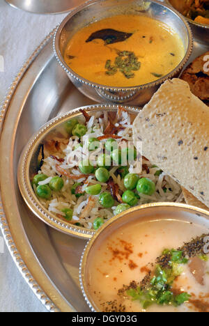 Râjasthânî thali servi sur un plateau d'argent, Narain Niwas, Heritage Hotel, Jaipur, Rajasthan, Inde du Nord, Inde, Asie Banque D'Images