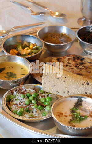 Râjasthânî thali servi sur un plateau d'argent, Narain Niwas, Heritage Hotel, Jaipur, Rajasthan, Inde du Nord, Inde, Asie Banque D'Images