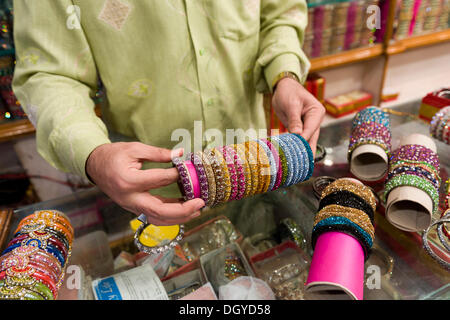 La vente du célèbre marchand d'Hyderabad verre brassards, bazar, près du monument Charminar, Hyderabad, Andhra Pradesh Banque D'Images