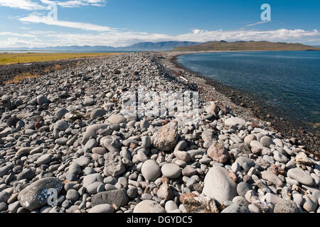 Plage avec de gros rochers près de l'île de Drangey, Hofsós, Skagafjoerdur bay, dans le nord de l'Islande, Islande, Europe Banque D'Images