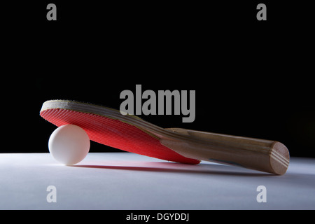 Une raquette de ping-pong s'appuyant sur une balle de ping-pong Banque D'Images