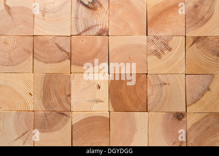 Blocs en bois en forme de carrés disposés en grille, full frame Banque D'Images