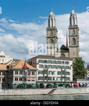 La rivière Limmat, Limmatquai, Twin Towers de Niederdorf, dans la vieille ville de Zurich, le Canton de Zurich, Suisse, Europe Banque D'Images