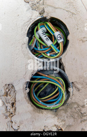 Câbles électriques nouveau socket trous à rincer sous le plâtre dans un bâtiment ancien, Stuttgart, Bade-Wurtemberg Banque D'Images