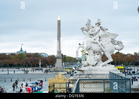 PARIS, FRANCE - Le 20 octobre : la Tour Eiffel vue depuis la terrasse, fer à cheval dans le parc des Tuileries. 20 octobre 2013 à Paris. Banque D'Images