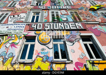 Façade du bâtiment 15 LU, couverts de graffitis colorés, commune française, un projet résidentiel, student hostel, Tuebingen Banque D'Images