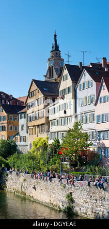 Des gens assis sur un vieux mur, Neckarfront, maisons historiques sur le Neckar, Tuebingen, Bade-Wurtemberg Banque D'Images