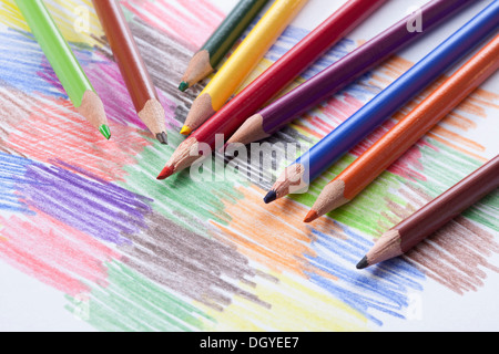 Crayons de couleur sur un dessin à l'encre de couleur Banque D'Images