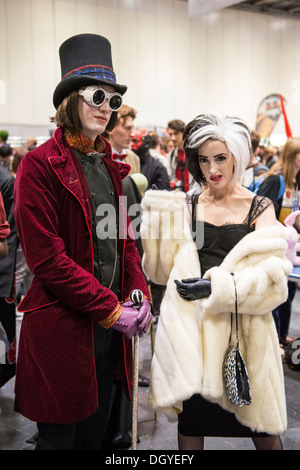 Londres, Royaume-Uni - 26 OCTOBRE : cosplayeurs déguisés en Charlie à partir de l'usine de chocolat et de Cruella de vil de 101 Dalmatiens Banque D'Images