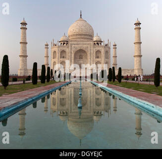 Taj Mahal, mausolée, UNESCO World Heritage Site, reflète dans une piscine de l'eau, Agra, Uttar Pradesh, Inde Banque D'Images