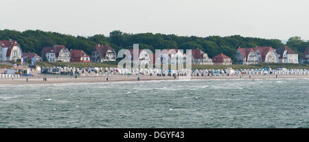 Plage, chaises de plage, des manoirs, Warnemünde, Rostock, Mecklembourg-Poméranie-Occidentale, Allemagne Banque D'Images