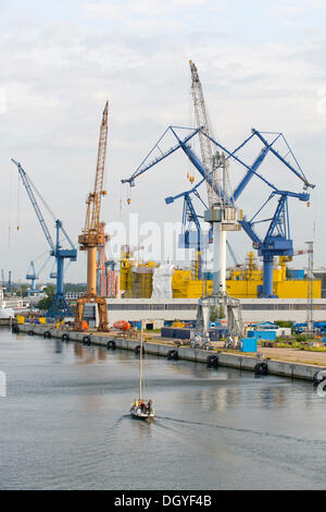 Grues, chantier naval, Port étranger, Rostock, Mecklembourg-Poméranie-Occidentale, Allemagne Banque D'Images
