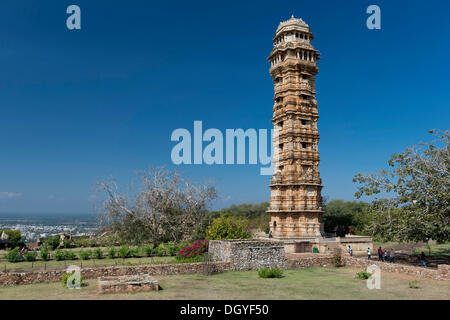 Vijaya Stambha, une victoire tour construite pendant le règne de Rana Kumbha avec chiffres de secours à partir de la mythologie hindoue, Chittorgarh Fort Banque D'Images