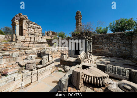 Ruines du temple et Vijaya Stambha, une victoire tour construite pendant le règne de Rana Kumbha, Chittorgarh Fort, Chittorgarh, Rajasthan Banque D'Images