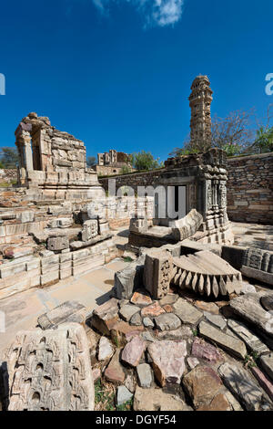 Ruines du temple et Vijaya Stambha, une victoire tour construite pendant le règne de Rana Kumbha, Chittorgarh Fort, Chittorgarh, Rajasthan Banque D'Images