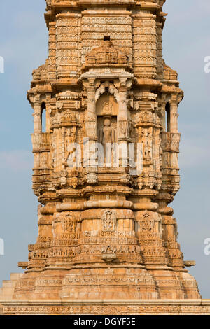 Sculptures décoratives, Kirti Stambha, tour de la victoire les jaïns, construit en l'honneur du premier jain Tirthankara Adinath Banque D'Images