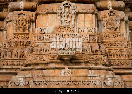 Sculptures décoratives sur la base de Kirti Stambha, tour de la victoire les jaïns, construit en l'honneur du premier Jain Banque D'Images