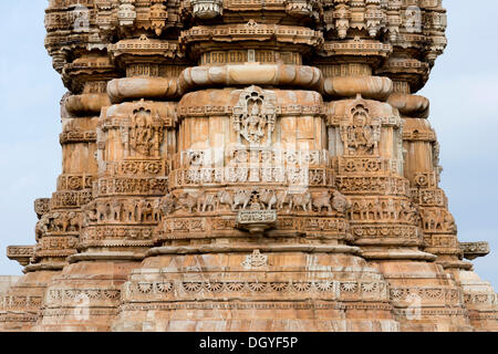 Sculptures décoratives sur la base de Kirti Stambha, tour de la victoire les jaïns, construit en l'honneur du premier Jain Banque D'Images