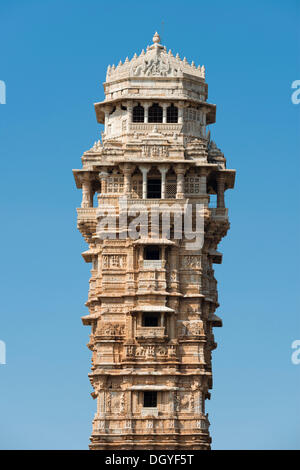 Haut de Vijaya Stambha, une victoire tour construite pendant le règne de Rana Kumbha avec chiffres de secours à partir de la mythologie hindoue Banque D'Images