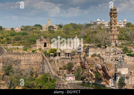 Enceinte fortifiée, Chittorgarh fort des princes Rajput hindou avec un complexe du temple et Vijaya Stambha, une victoire tour construite Banque D'Images