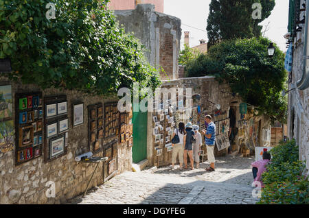 Les touristes dans une ruelle dans le centre-ville historique avec des articles souvenirs, Rovinj, Istrie, Croatie, Europe Banque D'Images