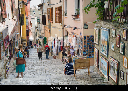 Les touristes dans une ruelle dans le centre-ville historique avec des articles souvenirs, Rovinj, Istrie, Croatie, Europe Banque D'Images