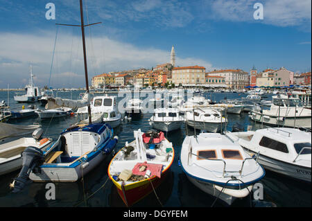 Bateaux dans le port de Rovinj, Istrie, Croatie, Europe Banque D'Images