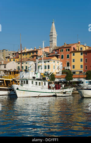 Bateaux dans le port de Rovinj, Istrie, Croatie, Europe Banque D'Images