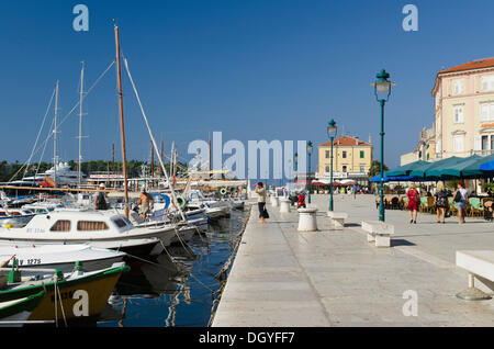 Bord de l'eau et des bateaux, Rovinj, Istrie, Croatie, Europe Banque D'Images