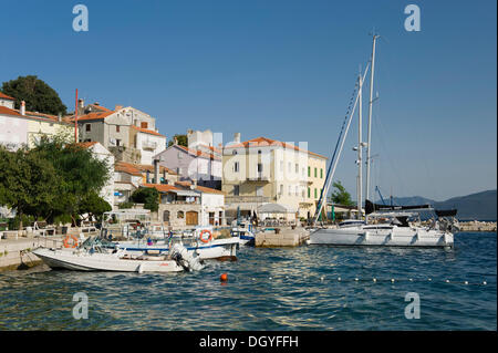 Bateaux dans le village de pêcheurs de Valun, île de Cres, la mer Adriatique, le golfe de Kvarner, Croatie, Europe Banque D'Images