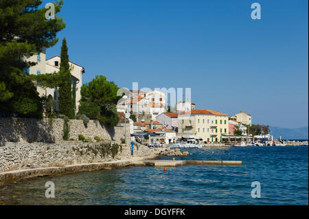 Village de pêcheurs de Valun, île de Cres, la mer Adriatique, le golfe de Kvarner, Croatie, Europe Banque D'Images