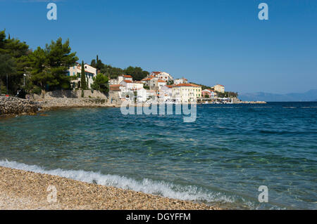 Plage au village de pêcheurs de Valun, île de Cres, la mer Adriatique, le golfe de Kvarner, Croatie, Europe Banque D'Images