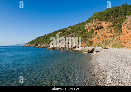 Plage dans une baie près de Senj, Mer Adriatique, golfe de Kvarner, Istrie, Croatie, Europe Banque D'Images