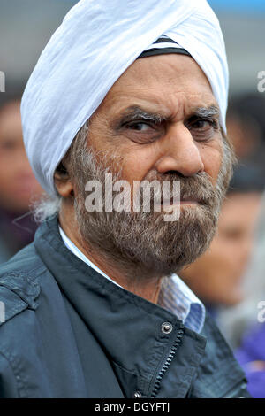 Trafalgar Square, Londres, UK . 27 Oct, 2013. Un vieux homme asiatique portant un turban blanc au Diwali sur la place l'événement. Des milliers de personnes entassées dans Trafalgar Square à regarder et participer aux célébrations. La diversité des personnes et des groupes d'éthique est un témoignage de la richesse du patrimoine multi-culturel que la Grande-Bretagne jouit. © Michael Preston/Alamy Live News Banque D'Images