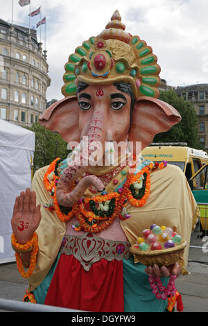 Londres, Royaume-Uni. 27 octobre 2013., Seigneur Ganesha, le dieu à tête d'éléphant statue à Trafalgar Square, Londres, au cours de célébrations du Diwali©Keith Larby/Alamy Live News Banque D'Images