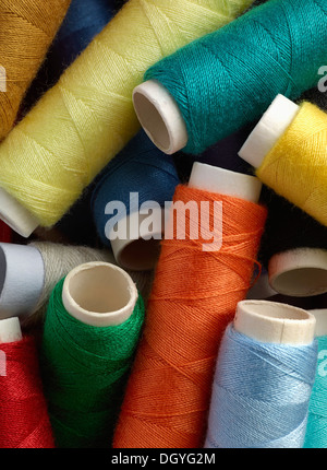Une pile de bobines de fil de couleur différente, close-up, full frame Banque D'Images