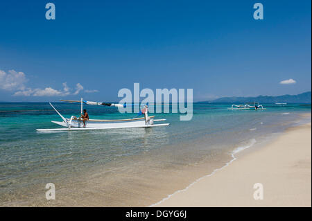 Bateau de pêche sur la plage de Candi Dasa, Candi Dasa, Bali, Indonésie Banque D'Images
