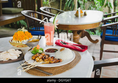 Poulet Satay, brochettes de poulet et de riz, le jus de melon d'eau, cuisine indonésienne, Ubud, Bali, Indonésie Banque D'Images
