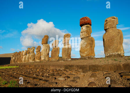 Moai, sur l'ahu Tongariki, île de Pâques, du Pacifique Banque D'Images