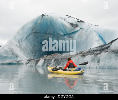 La grotte de glace à côté de pagaie de kayak à Valdez Glacier, Alaska, USA Banque D'Images