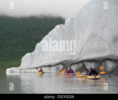 Cinq kayakistes à pagayer à Valdez Glacier, Alaska, USA Banque D'Images
