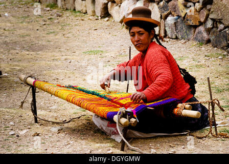 Femme en costume traditionnel tissage dans la rue, près de Puno, Pérou, Amérique du Sud Banque D'Images