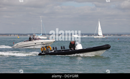 Deux bateaux se dirigeant vers le port de Cowes, île de Wight, Hampshire, Angleterre Banque D'Images