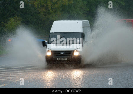 Chepstow, Gwent, au Royaume-Uni. 28 octobre, 2013. Un van les inondations sur l'A48 entre Newport et Hereford. L'A48 est inondée en plusieurs endroits provoquant la route d'être fermé plus tôt ce matin. Après avoir passé des coups de vent et de fortes pluies le sol est saturé au Pays de Galles et les routes sont devenues inondées. La tempête, appelé St Jude, a introduit le plus de vent, la météo à frapper le Royaume-Uni depuis 1987. Credit : Graham M. Lawrence/Alamy Live News Banque D'Images