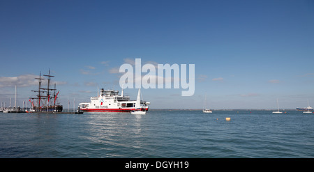 Solent animé montrant différents types de navires bateaux sur une journée ensoleillée Cowes (île de Wight, Hampshire, Angleterre Banque D'Images